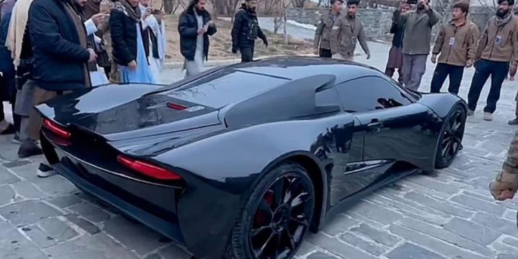 Taliban Unveil Indigenously Built Supercar: ਜਦੋਂ ਵੀ ਅਸੀਂ ਅਫਗਾਨਿਸਤਾਨ ਦੀ ਗੱਲ ਕਰਦੇ ਹਾਂ ਤਾਂ ਸਾਨੂੰ ਤਾਲਿਬਾਨ ਯਾਦ ਆਉਂਦਾ ਹੈ। ਅਜਿਹਾ ਲੱਗਦਾ ਹੈ ਕਿ ਉੱਥੇ ਵਿਕਾਸ ਪੂਰੀ ਤਰ੍ਹਾਂ ਠੱਪ ਹੋ ਗਿਆ ਹੈ। ਪਰ ਇੱਕ ਖ਼ਬਰ ਨੇ ਪੂਰੀ ਦੁਨੀਆ ਨੂੰ ਹੈਰਾਨ ਕਰ ਦਿੱਤਾ ਹੈ।