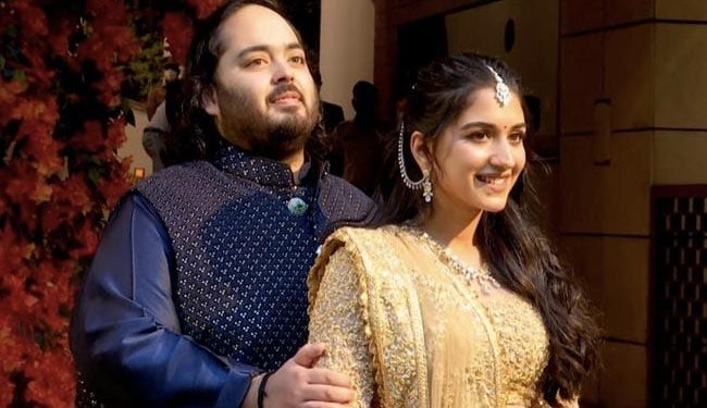 Anant Ambani and Radhika Merchent: ਅੰਬਾਨੀ ਪਰਿਵਾਰ ਲਈ ਇਹ ਸਮਾਂ ਬਹੁਤ ਖੁਸ਼ੀਆਂ ਭਰਿਆ ਸਮਾਂ ਹੈ। ਕਿਉਂਕਿ ਬੀਤੇ ਦਿਨ ਅੰਬਾਨੀ ਪਰਿਵਾਰ ਦੇ ਛੋਟੇ ਬੇਟੇ ਅਨੰਤ ਅੰਬਾਨੀ ਦੀ ਰਾਧਿਕਾ ਮਰਚੈਂਟ ਨਾਲ ਮੰਗਣੀ ਹੋਈ।