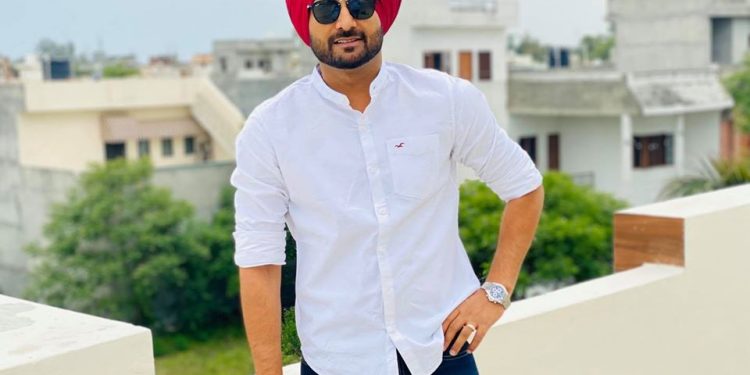 ਰਣਜੀਤ ਬਾਵਾ ਦੇ ਇਸ ਗੀਤ ਦੇ ਬੋਲ ਕਾਫੀ ਤਿੱਖੇ ਹਨ। ਗੀਤ ਦੇ ਬੋਲ ਕਿਸੇ ਹੋਰ ਨੇ ਨਹੀਂ ਸਗੋਂ ਪੰਜਾਬੀ ਗਾਇਕ ਅੰਮ੍ਰਿਤ ਮਾਨ ਨੇ ਲਿਖੇ ਹਨ। ਗੀਤ ਦੇ ਬੋਲਾਂ ਰਾਹੀਂ ਬਾਵਾ ਵਿਰੋਧੀਆਂ 'ਤੇ ਤਿੱਖੇ ਤੰਜ ਕੱਸਦੇ ਨਜ਼ਰ ਆਏ।