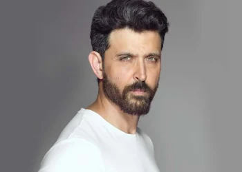 Hrithik Roshan Unknown Facts: ਬਾਲੀਵੁੱਡ ਦੇ ਗ੍ਰੀਕ ਗੌਡ ਕਹੇ ਜਾਣ ਵਾਲੇ ਐਕਟਰ ਰਿਤਿਕ ਰੋਸ਼ਨ ਆਪਣੇ ਅੰਦਾਜ਼ ਨਾਲ ਲੋਕਾਂ ਨੂੰ ਦੀਵਾਨਾ ਬਣਾ ਦਿੰਦੇ ਹਨ। ਰਿਤਿਕ ਰੋਸ਼ਨ ਅੱਜ ਜਿਸ ਸ਼ਾਨਦਾਰ ਲਾਈਫ ਸਟਾਈਲ ਦਾ ਮਾਲਕ ਹੈ, ਉਸ ਨੇ ਆਪਣਾ ਬਚਪਨ ਆਰਥਿਕ ਤੰਗੀ 'ਚ ਗੁਜ਼ਾਰਿਆ, ਪਿਤਾ ਰਾਕੇਸ਼ ਰੋਸ਼ਨ ਕੋਲ ਘਰ ਦਾ ਕਿਰਾਇਆ ਦੇਣ ਲਈ ਪੈਸੇ ਨਹੀਂ ਸਨ।