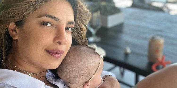 Priyanka Chopra on Surrogacy: ਬਾਲੀਵੁੱਡ ਐਕਟਰਸ ਪ੍ਰਿਯੰਕਾ ਚੋਪੜਾ ਬੇਟੀ ਮਾਲਤੀ ਮੈਰੀ ਦੇ ਜਨਮ ਤੋਂ ਬਾਅਦ ਤੋਂ ਹੀ ਮਾਂ ਬਣਨ ਦਾ ਆਨੰਦ ਮਾਣ ਰਹੀ ਹੈ। ਹਾਲ ਹੀ 'ਚ ਪ੍ਰਿਯੰਕਾ ਨੇ ਪਹਿਲੀ ਵਾਰ ਆਪਣੀ ਬੇਟੀ ਨਾਲ ਫੋਟੋਸ਼ੂਟ ਕਰਵਾਇਆ ਤੇ ਸਰੋਗੇਸੀ 'ਤੇ ਖੁੱਲ੍ਹ ਕੇ ਗੱਲ ਕੀਤੀ।