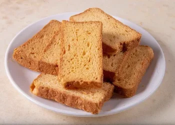 Disadvantage of Rusk: ਨਾਸ਼ਤੇ 'ਚ ਰੱਸਕ ਦਾ ਸੇਵਨ ਕਰਨਾ ਇੱਕ ਪਸੰਦੀਦਾ ਨਾਸ਼ਤਾ ਮੰਨਿਆ ਗਿਆ ਹੈ ਕਿਉਂਕਿ ਇਹ ਸਸਤਾ ਹੋਣ ਦੇ ਨਾਲ-ਨਾਲ ਖਾਣਾ ਆਸਾਨ ਵੀ ਹੈ। ਇਸੇ ਲਈ ਅਕਸਰ ਲੋਕ ਸਵੇਰੇ ਕੰਮ 'ਤੇ ਜਾਂਦੇ ਸਮੇਂ ਚਾਹ ਦੇ ਨਾਲ ਰੱਸਕ ਖਾਣਾ ਪਸੰਦ ਕਰਦੇ ਹਨ। ਇਹ ਪੇਟ ਭਰਦਾ ਹੈ ਤੇ ਮੰਨਿਆ ਜਾਂਦਾ ਹੈ ਕਿ ਇਹ ਰੋਟੀ ਨਾਲੋਂ ਹਜ਼ਮ ਕਰਨਾ ਆਸਾਨ ਹੈ।