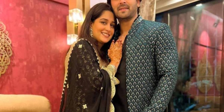 Shoaib Ibrahim, Dipika Kakar: ਟੀਵੀ ਐਕਟਰਸ ਦੀਪਿਕਾ ਕੱਕੜ ਨੇ ਆਖਰਕਾਰ ਆਪਣੇ ਪ੍ਰੈਗਨੈਂਟ ਹੋਣ ਦਾ ਐਲਾਨ ਕਰ ਦਿੱਤਾ ਹੈ। ਦੀਪਿਕਾ ਤੇ ਉਨ੍ਹਾਂ ਦੇ ਪਤੀ ਸ਼ੋਏਬ ਇਬਰਾਹਿਮ ਨੇ ਇੰਸਟਾਗ੍ਰਾਮ 'ਤੇ ਇੱਕ ਤਸਵੀਰ ਸ਼ੇਅਰ ਕੀਤੀ ਹੈ।