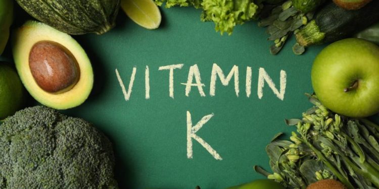 Vitamin K Deficiency: ਸਾਡੇ ਸਰੀਰ ਨੂੰ ਬਹੁਤ ਸਾਰੇ ਵਿਟਾਮਿਨ ਅਤੇ ਖਣਿਜਾਂ ਦੀ ਲੋੜ ਹੁੰਦੀ ਹੈ। ਉਨ੍ਹਾਂ ਚੋਂ ਇੱਕ ਵਿਟਾਮਿਨ ਕੇ ਹੈ, ਜੋ ਸਾਨੂੰ ਕਈ ਬਿਮਾਰੀਆਂ ਤੋਂ ਬਚਾਉਂਦਾ ਹੈ। ਵਿਟਾਮਿਨ ਕੇ ਜੰਮਣ ਵਿੱਚ ਇੱਕ ਮਹੱਤਵਪੂਰਨ ਭੂਮਿਕਾ ਨਿਭਾਉਂਦਾ ਹੈ, ਜਿਸਨੂੰ ਖੂਨ ਦੇ ਥੱਮੇ ਵੀ ਕਿਹਾ ਜਾਂਦਾ ਹੈ।