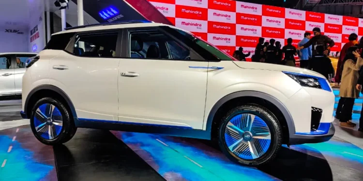 XUV400 ਆਪਣੀ ਚੱਲ ਰਹੀ ਲਾਗਤ ਨੂੰ ਘਟਾਉਣ ਲਈ ਅੰਦਰ-ਅੰਦਰ ਬਣੀ ਬੈਟਰੀ ਦੀ ਵਰਤੋਂ ਕਰੇਗੀ। ਇਨ੍ਹਾਂ ਦਾ ਨਿਰਮਾਣ ਮਹਿੰਦਰਾ ਇਲੈਕਟ੍ਰਿਕ ਮੋਬਿਲਿਟੀ ਲਿਮਟਿਡ ਦੁਆਰਾ ਮਹਿੰਦਰਾ ਦੇ ਸਹਿਯੋਗ ਨਾਲ ਕੀਤਾ ਜਾਵੇਗਾ। ਹਾਲਾਂਕਿ, ਬੈਟਰੀ ਕੰਟਰੋਲਰ ਅਤੇ ਇਲੈਕਟ੍ਰਿਕ ਮੋਟਰ ਚੀਨ ਤੋਂ ਦਰਾਮਦ ਕੀਤੀ ਜਾਵੇਗੀ।