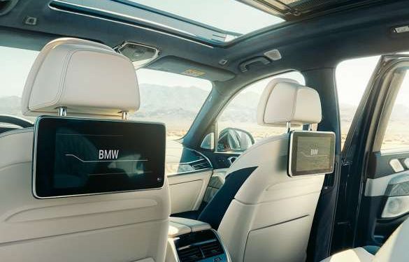 BMW 7 Series:- ਜਰਮਨ ਆਟੋ ਦਿੱਗਜ BMW 7 ਸੀਰੀਜ਼ (BMW 7 Series) ਦੇ ਤੀਸਰੇ ਮਾਡਲ ਨੂੰ ਪਿਛਲੇ ਪੈਸੰਨਜਰ ਲਈ Entertainment screen ਮਿਲ ਸਕਦੀ ਹੈ। ਕਾਰ ਵਿੱਚ ਇੱਕ ਵੱਡੀ 31.3-ਇੰਚ 8K ਸਕਰੀਨ ਹੋਵੇਗੀ। ਸੱਤ ਸੀਰੀਜ਼ 3.0 ਲਿਟਰ ਪੈਟਰੋਲ ਅਤੇ ਡੀਜ਼ਲ ਯੂਨਿਟਾਂ ਦੇ ਨਾਲ 48V ਮਾਮੂਲੀ ਹਾਈਬ੍ਰਿਡ ਤਕਨਾਲੋਜੀ ਦੇ ਨਾਲ ਆਵੇਗੀ।