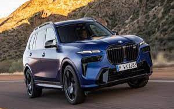 BMW X7 2023:- ਹੋਰ BMW ਮਾਡਲਾਂ ਵਿੱਚ ਪ੍ਰਮੁੱਖ X7 ਫੇਸਲਿਫਟ SUV ਹੈ। ਦੋ ਟ੍ਰਿਮਾਂ ਵਿੱਚ ਪੇਸ਼ ਕੀਤੇ ਜਾਣ ਲਈ, ਨਵੀਂ BMW X7 2023 ਇੱਕ 3.0-ਲੀਟਰ ਟਰਬੋਚਾਰਜਡ ਇਨਲਾਈਨ 6-ਸਿਲੰਡਰ ਪੈਟਰੋਲ ਇੰਜਣ ਦੁਆਰਾ ਸੰਚਾਲਿਤ ਹੋਵੇਗੀ ਜੋ 352 hp ਦੀ ਪਾਵਰ ਜਨਰੇਟ ਕਰਦਾ ਹੈ।