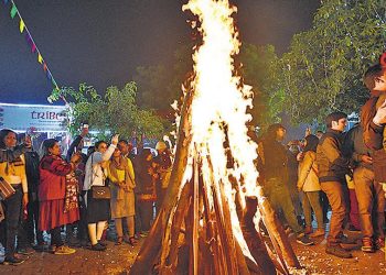 Lohri 2023: ਪੰਜਾਬ ਦਾ ਨਾਂ ਸੁਣਦਿਆਂ ਹੀ ਸਰ੍ਹੋਂ ਦੇ ਵਿਸ਼ਾਲ ਖੇਤ, ਖੇਤਾਂ ‘ਚ ਲਹਿਰਾਉਂਦੀਆਂ ਫ਼ਸਲਾਂ ਤੇ ਖੁਸ਼ਮਿਜਾਜ਼ ਲੋਕਾਂ ਦਾ ਖਿਆਲ ਆਉਂਦਾ ਹੈ। ਪੰਜਾਬ ‘ਚ ਕਈ ਖਾਸ ਤਿਉਹਾਰ ਵੀ ਮਨਾਏ ਜਾਂਦੇ ਹਨ ਜੋ ਕਿ ਸਭ ਤੋਂ ਵੱਖਰੇ ਹਨ। ਅਜਿਹਾ ਹੀ ਇੱਕ ਤਿਉਹਾਰ ਲੋਹੜੀ ਹੈ। ਇਹ ਤਿਉਹਾਰ ਮਕਰ ਸੰਕ੍ਰਾਂਤੀ ਤੋਂ ਇੱਕ ਦਿਨ ਪਹਿਲਾਂ ਮਨਾਇਆ ਜਾਂਦਾ ਹੈ।