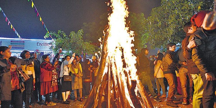 Lohri 2023: ਪੰਜਾਬ ਦਾ ਨਾਂ ਸੁਣਦਿਆਂ ਹੀ ਸਰ੍ਹੋਂ ਦੇ ਵਿਸ਼ਾਲ ਖੇਤ, ਖੇਤਾਂ ‘ਚ ਲਹਿਰਾਉਂਦੀਆਂ ਫ਼ਸਲਾਂ ਤੇ ਖੁਸ਼ਮਿਜਾਜ਼ ਲੋਕਾਂ ਦਾ ਖਿਆਲ ਆਉਂਦਾ ਹੈ। ਪੰਜਾਬ ‘ਚ ਕਈ ਖਾਸ ਤਿਉਹਾਰ ਵੀ ਮਨਾਏ ਜਾਂਦੇ ਹਨ ਜੋ ਕਿ ਸਭ ਤੋਂ ਵੱਖਰੇ ਹਨ। ਅਜਿਹਾ ਹੀ ਇੱਕ ਤਿਉਹਾਰ ਲੋਹੜੀ ਹੈ। ਇਹ ਤਿਉਹਾਰ ਮਕਰ ਸੰਕ੍ਰਾਂਤੀ ਤੋਂ ਇੱਕ ਦਿਨ ਪਹਿਲਾਂ ਮਨਾਇਆ ਜਾਂਦਾ ਹੈ।