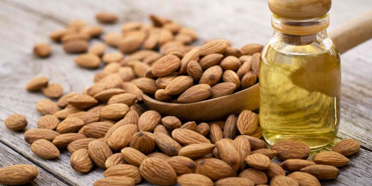 Health Benefits of Almond Oil: ਕੁਝ ਤੇਲ ਦੇ ਹੈਰਾਨੀਜਨਕ ਸਿਹਤ ਲਾਭ ਹੁੰਦੇ ਹਨ। ਇਨ੍ਹਾਂ ਚੋਂ ਇੱਕ ਹੈ ਬਦਾਮ ਦਾ ਤੇਲ। ਇਹ ਇੱਕ ਸੁਪਰਨਟ ਹੈ, ਇਸਦੇ ਹੈਰਾਨੀਜਨਕ ਸਿਹਤ ਲਾਭਾਂ ਬਾਰੇ ਤਾਂ ਹਰ ਕੋਈ ਜਾਣਦਾ ਹੈ, ਪਰ ਬਹੁਤ ਘੱਟ ਲੋਕ ਜਾਣਦੇ ਹੋਣਗੇ ਕਿ ਬਦਾਮ ਦੇ ਤੇਲ ਦੇ ਫਾਇਦੇ ਵੀ ਚਮਤਕਾਰੀ ਹਨ।