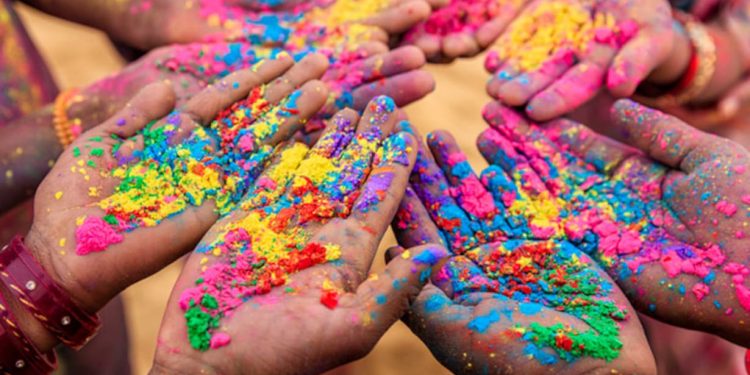 Holi in 2023: ਹੋਲੀ ਦੇ ਤਿਉਹਾਰ ਨੂੰ ਰੰਗਾਂ ਦਾ ਤਿਉਹਾਰ ਵੀ ਕਿਹਾ ਜਾਂਦਾ ਹੈ। ਹੋਲੀ ਦਾ ਤਿਉਹਾਰ ਫੱਗਣ ਮਹੀਨੇ ਦੇ ਕ੍ਰਿਸ਼ਨ ਪੱਖ ਦੀ ਪ੍ਰਤੀਪਦਾ ਤਰੀਕ ਨੂੰ ਮਨਾਇਆ ਜਾਂਦਾ ਹੈ। ਇਸ ਵਾਰ ਹੋਲੀ 08 ਮਾਰਚ 2023 ਬੁੱਧਵਾਰ ਨੂੰ ਮਨਾਈ ਜਾਵੇਗੀ। ਨਾਲ ਹੀ, ਹੋਲਾਸ਼ਟਕ ਵੀ ਹੋਲੀ ਤੋਂ 08 ਦਿਨ ਪਹਿਲਾਂ ਹੁੰਦਾ ਹੈ।