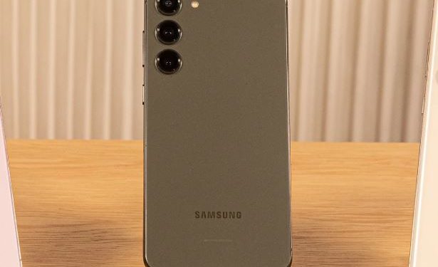 Samsung Galaxy S23+ ਵਿੱਚ ਇੱਕ 4,700mAh ਬੈਟਰੀ ਹੈ ਜਿਸ ਵਿੱਚ 45W ਅਡਾਪਟਰ ਦੀ ਵਰਤੋਂ ਕਰਦੇ ਹੋਏ ਲਗਭਗ 30 ਮਿੰਟਾਂ ਵਿੱਚ 65% ਤੱਕ ਚਾਰਜਿੰਗ ਵਾਇਰਡ ਹੈ। ਸਮਾਰਟਫੋਨ ਦੇ ਹੋਰ ਸਪੈਕਸ ਗਲੈਕਸੀ S23 ਦੇ ਸਮਾਨ ਹਨ।