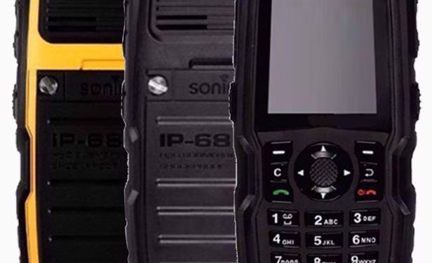 Sonim XP3300 Force ਦੇ ਕੁਝ ਖਾਸ ਫੀਚਰਸ: ਫੋਨ ਨੂੰ 2011 'ਚ ਲਾਂਚ ਕੀਤਾ ਗਿਆ ਸੀ ਪਰ ਇਸ ਦੇ ਬਾਵਜੂਦ ਫੋਨ 'ਚ ਵਾਟਰਪਰੂਫ, ਡਸਟਪਰੂਫ ਅਤੇ ਸ਼ੌਕਪਰੂਫ ਦੀ ਸੁਵਿਧਾ ਸੀ। ਫ਼ੋਨ 2 ਮੀਟਰ ਡੂੰਘੇ ਪਾਣੀ ਵਿੱਚ 30 ਮਿੰਟ ਤੱਕ ਜ਼ਿੰਦਾ ਰਹਿ ਸਕਦਾ ਹੈ।