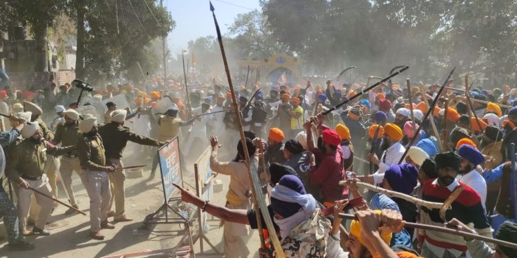 Khalistan Protest: ਪੰਜਾਬ ਦੇ ਅਜਨਾਲਾ 'ਚ ਖਾਲਿਸਤਾਨੀ ਅੰਮ੍ਰਿਤਪਾਲ ਸਿੰਘ ਦੇ ਸਮਰਥਨ 'ਚ ਪ੍ਰਦਰਸ਼ਨ ਹੋ ਰਿਹਾ ਹੈ। ਅੰਮ੍ਰਿਤਪਾਲ ਸਿੰਘ ਦੇ ਸਮਰਥਕਾਂ ਨੇ ਥਾਣੇ ’ਤੇ ਕਬਜ਼ਾ ਕਰ ਲਿਆ ਹੈ। ਗ੍ਰਿਫਤਾਰੀ ਦਾ ਵਿਰੋਧ ਕਰ ਰਹੇ ਹਨ। ਅੰਮ੍ਰਿਤਪਾਲ ਦੇ ਸਮਰਥਕਾਂ ਨੇ ਵੱਡਾ ਹੰਗਾਮਾ ਕਰ ਦਿੱਤਾ ਹੈ।