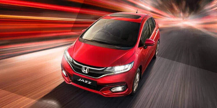 ਤੁਹਾਨੂੰ Honda WR-V 'ਤੇ 72,039 ਰੁਪਏ ਦੀ ਛੋਟ ਮਿਲ ਰਹੀ ਹੈ। ਇਸ ਮਾਡਲ ਦੀ ਕਾਰ ਦੀ ਸ਼ੁਰੂਆਤੀ ਕੀਮਤ 9,10,900 ਰੁਪਏ ਹੈ। ਇਸ ਦੇ ਨਾਲ ਹੀ ਕੰਪਨੀ 30,000 ਰੁਪਏ ਤੱਕ ਦਾ ਕੈਸ਼ ਡਿਸਕਾਊਂਟ ਅਤੇ 35,039 ਰੁਪਏ ਦੀ ਫ੍ਰੀ ਐਕਸੈਸਰੀਜ਼ ਵੀ ਆਫਰ ਕਰ ਰਹੀ ਹੈ।