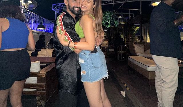 Sargun Mehta-Ravi Dubey Photos: ਪ੍ਰਸਿੱਧ ਪਰਿਵਾਰਕ ਡਰਾਮਾ ਸ਼ੋਅ ਸਾਸ ਬੀਨਾ ਸਸੁਰਾਲ ਅਤੇ ਜਮਾਈ ਰਾਜਾ ਵਿੱਚ ਅਭਿਨੈ ਕਰਕੇ ਰਵੀ ਦੂਬੇ ਭਾਰਤੀ ਟੈਲੀਵਿਜ਼ਨ ਉਦਯੋਗ ਦੇ ਸਭ ਤੋਂ ਪ੍ਰਸਿੱਧ ਅਤੇ ਪ੍ਰਮੁੱਖ ਸਟਾਰਸ ਚੋਂ ਇੱਕ ਹਨ।