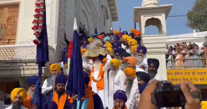 ਛੋਟੀ ਉਮਰ ਵਿੱਚ ਹੀ ਅਕਾਲੀ ਫੂਲਾ ਸਿੰਘ ਘੋੜ-ਸਵਾਰੀ, ਨਿਸ਼ਾਨੇਬਾਜ਼ੀ ਅਤੇ ਬੀਰਤਾ ਭਰਪੂਰ ਹੋਰ ਕਰਤੱਬਾਂ ਵਿੱਚ ਨਿਪੁੰਨਤਾ ਹਾਸਿਲ ਕਰ ਗਏ। ਆਪ ਨੇ ਨਰੈਣ ਸਿੰਘ (ਨੈਣਾ ਸਿੰਘ) ਤੋਂ ਪ੍ਰਭਾਵਿਤ ਹੋ ਕੇ ਨਿਹੰਗ ਬਾਣਾ ਧਾਰਨ ਕੀਤਾ।ਨਰੈਣ ਸਿੰਘ ਦੀ ਮੌਤ ਤੋਂ ਬਾਅਦ ਆਪ ਅੰਮ੍ਰਿਤਸਰ ਵਿਖੇ ਰਹਿਣ ਲੱਗ ਪਏ।