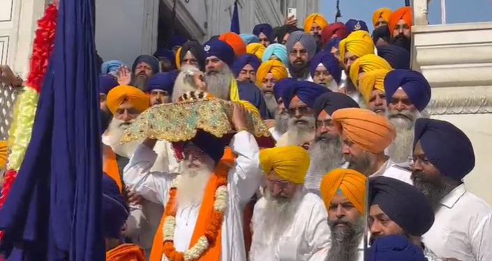 1802 ਈ: ਵਿਚ ਮਹਾਰਾਜਾ ਰਣਜੀਤ ਸਿੰਘ ਨੇ ਅੰਮ੍ਰਿਤਸਰ ’ਤੇ ਚੜ੍ਹਾਈ ਕਰ ਦਿੱਤੀ।ਇਸ ਸ਼ਹਿਰ `ਤੇ ਭੰਗੀ ਮਿਸਲ ਦਾ ਕਬਜ਼ਾ ਸੀ।ਜਦ ਜਥੇਦਾਰ ਅਕਾਲੀ ਫੂਲਾ ਸਿੰਘ ਨੇ ਖਾਲਸੇ ਨੂੰ ਖਾਲਸੇ ਵਿਰੁੱਧ ਟਕਰਾਅ ਦੀ ਹਾਲਤ ਵਿਚ ਦੇਖਿਆ ਤਾਂ ਉਸ ਦੇ ਮਨ ਤੇ ਬਹੁਤ ਅਸਰ ਹੋਇਆ। ਉਨ੍ਹਾਂ ਨੇ ਦੋਹਾਂ ਧਿਰਾਂ ਦਾ ਸਮਝੌਤਾ ਕਰਵਾਇਆ।ਉਨ੍ਹਾਂ ਸ਼ਹਿਰ ਰਣਜੀਤ ਸਿੰਘ ਦੇ ਹਵਾਲੇ ਕਰਵਾ ਕੇ ਭੰਗੀ ਸਰਦਾਰਾਂ ਨੂੰ ਜਾਗੀਰ ਦਿਵਾਈ।