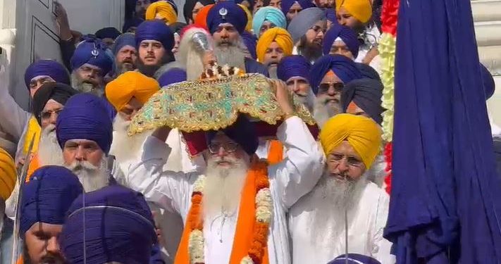 ਮਹਾਰਾਜਾ ਰਣਜੀਤ ਸਿੰਘ ਨੇ ਅਕਾਲੀ ਫੂਲ਼ਾ ਸਿੰਘ ਅਧੀਨ ਅਕਾਲ ਨਾਂ ਦੀ ਰੈਜੀਮੈਂਟ ਬਣਾਈ ਤੇ ਉਨ੍ਹਾਂ ਨੂੰ ਉਸ ਦਾ ਮੁਖੀ ਥਾਪ ਦਿੱਤਾ।ਮਹਾਰਾਜਾ ਰਣਜੀਤ ਸਿੰਘ ਅਕਾਲੀ ਫੂਲਾ ਸਿੰਘ ਦਾ ਬੇਹੱਦ ਸਤਿਕਾਰ ਕਰਦੇ ਸਨ।