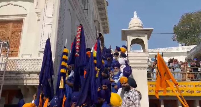 ਮੁਲਤਾਨ ਦੀ ਲੜਾਈ ਉਪਰੰਤ ਮਹਾਰਾਜਾ ਰਣਜੀਤ ਸਿੰਘ ਨੇ ਅਕਾਲੀ ਹੁਰਾਂ ਨੂੰ ਖਾਲਸਾ ਰਾਜ ਦੇ ਰਾਖੇ’ ਦਾ ਖਿਤਾਬ ਦਿੱਤਾ।ਅਕਾਲੀ ਫੂਲਾ ਸਿੰਘ ਨੇ ਮਹਾਰਾਜਾ ਰਣਜੀਤ ਸਿੰਘ ਦੀਆਂ ਔਖੀਆਂ ਮੁਹਿੰਮਾਂ ਵਿੱਚ ਹਮੇਸ਼ਾਂ ਸਹਾਇਤਾ ਕੀਤੀ।