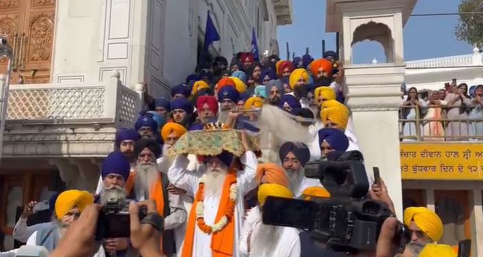 ਮੁਲਤਾਨ ਦੀ ਮੁਹਿੰਮ ਵੇਲੇ ਅਕਾਲੀ ਫੂਲਾ ਸਿੰਘ ਨੂੰ ਮਹਾਰਾਜਾ ਰਣਜੀਤ ਸਿੰਘ ਨੇ ਸਾਥ ਦੇਣ ਦੀ ਬੇਨਤੀ ਕੀਤੀ, ਜਿਸ ’ਤੇ ਆਪ ਨੇ ਮਹਾਰਾਜਾ ਰਣਜੀਤ ਸਿੰਘ ਨਾਲ ਆਪਣੇ ਅਕਾਲੀ ਸੂਰਬੀਰ ਘੋੜ ਸਵਾਰਾਂ ਨੂੰ ਲੈ ਕੇ ਮੁਲਤਾਨ `ਤੇ ਚੜ੍ਹਾਈ ਕੀਤੀ। ਕਿਲ੍ਹੇ ਦੀ ਕੰਧ ਵਿੱਚ ਪਾੜ ਪਾ ਕੇ ਆਪ ਆਪਣੇ ਘੋੜ ਸਵਾਰ ਯੋਧੇ ਲੈ ਕੇ ਕਿਲੇ ਅੰਦਰ ਦਾਖਲ ਹੋਏ ਅਤੇ ਐਸੀ ਤਲਵਾਰ ਚਲਾਈ ਕਿ ਲਾਸ਼ਾਂ ਦੇ ਢੇਰ ਲੱਗ ਗਏ।