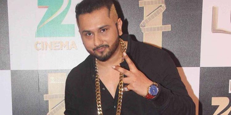 Honey Singh Net Worth: ਰੈਪਰ ਅਤੇ ਸਿੰਗਰ ਅੱਜ ਕਿਸੇ ਜਾਣ-ਪਛਾਣ ਦੀ ਲੋੜ ਨਹੀਂ ਹੈ। ਉਸ ਨੇ ਆਪਣੇ ਲਈ ਇੱਕ ਨਾਮ ਬਣਾਇਆ ਹੈ। ਬਾਲੀਵੁੱਡ 'ਚ ਕਈ ਗੀਤ ਦੇਣ ਵਾਲੇ ਹਨੀ ਸਿੰਘ ਨੇ ਜ਼ਬਰਦਸਤ ਹਿੱਟ ਗੀਤ ਦਿੱਤੇ ਹਨ ਜਿਨ੍ਹਾਂ ਨੇ ਦੁਨੀਆ ਨੂੰ ਹਿਲਾ ਕੇ ਰੱਖ ਦਿੱਤਾ ਹੈ। ਉਸ ਦੀ ਕੁੱਲ ਜਾਇਦਾਦ ਦੀ ਗੱਲ ਕਰੀਏ ਤਾਂ ਇਹ 207 ਕਰੋੜ ਰੁਪਏ ਹੈ।