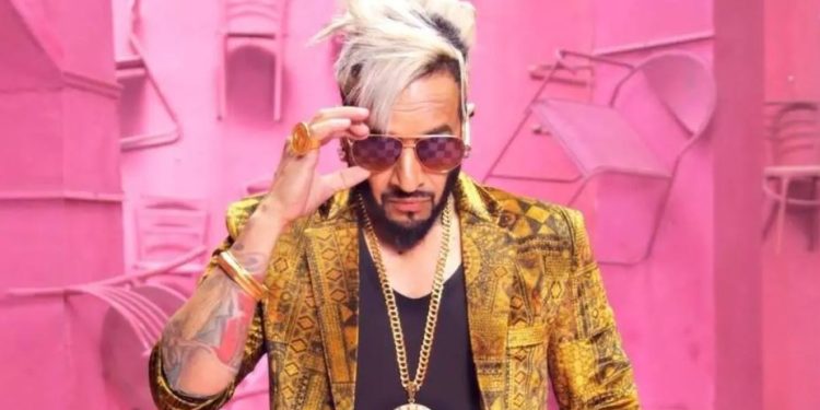 Jazzy B Net Worth: ਜੀਨੇ ਮੇਰਾ ਦਿਲ ਲੁਟੀਆ ਗਾ ਕੇ ਧਮਾਲ ਮਚਾਉਣ ਵਾਲੇ ਜੈਜ਼ੀ ਬੀ ਨੇ ਕਈ ਸ਼ਾਨਦਾਰ ਗਾਣੇ ਲੋਕਾਂ ਨੂੰ ਦਿੱਤੇ। ਅੱਜ ਵੀ ਉਸਦੇ ਗੀਤ ਡੀਜੇ ਦੀ ਸ਼ਾਨ ਹਨ ਜੋ ਹਰ ਵਿਆਹ ਵਿੱਚ ਬਹੁਤ ਵਜਾਇਆ ਜਾਂਦਾ ਹੈ। ਦੂਜੇ ਪਾਸੇ ਉਨ੍ਹਾਂ ਦੀ ਕੁੱਲ ਜਾਇਦਾਦ ਦੀ ਗੱਲ ਕਰੀਏ ਤਾਂ ਇਹ 412 ਕਰੋੜ ਰੁਪਏ ਹੈ।