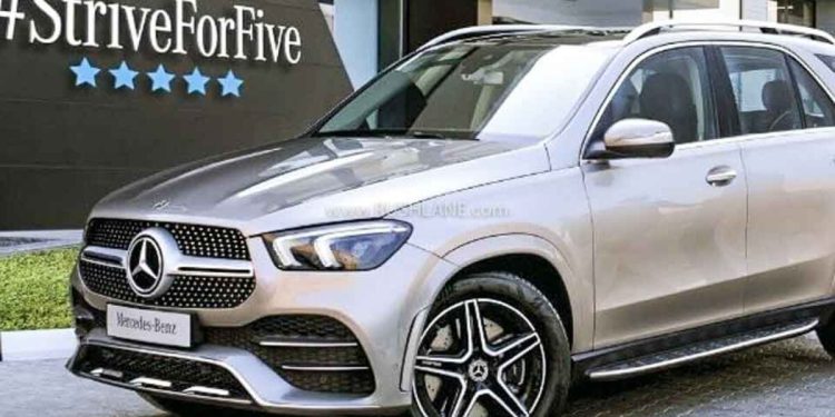 Mercedes-Benz Price Hike: ਲਗਜ਼ਰੀ ਕਾਰ ਨਿਰਮਾਤਾ ਕੰਪਨੀ ਮਰਸੀਡੀਜ਼-ਬੈਂਜ਼ ਇੰਡੀਆ ਨੇ ਵੀਰਵਾਰ ਨੂੰ ਕਿਹਾ ਕਿ ਉਹ 1 ਅਪ੍ਰੈਲ ਤੋਂ ਆਪਣੇ ਕਈ ਮਾਡਲਾਂ ਦੀਆਂ ਕੀਮਤਾਂ 'ਚ 12 ਲੱਖ ਰੁਪਏ ਤੱਕ ਦਾ ਵਾਧਾ ਕਰ ਰਹੀ ਹੈ। ਤਿੰਨ ਮਹੀਨਿਆਂ ਵਿੱਚ ਦੂਜੀ ਵਾਰ ਮਰਸੀਡੀਜ਼-ਬੈਂਜ਼ ਨੇ ਆਪਣੇ ਵਾਹਨਾਂ ਦੀਆਂ ਕੀਮਤਾਂ ਵਿੱਚ ਵਾਧੇ ਦਾ ਐਲਾਨ ਕੀਤਾ ਹੈ।