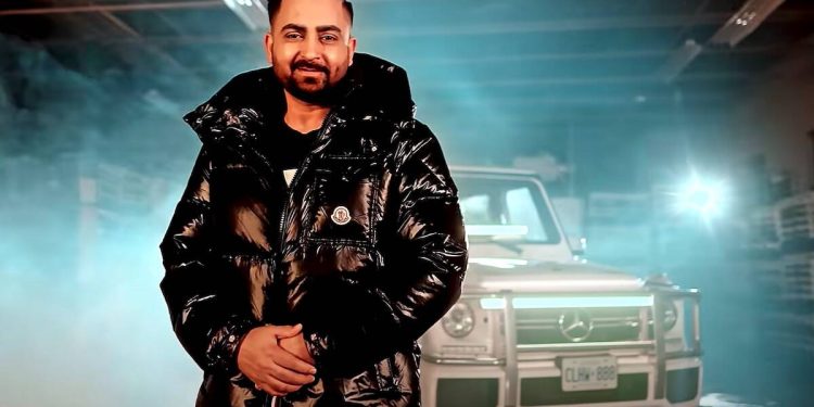 Sharry Maan Net Worth: ਜਦੋਂ ਸ਼ੈਰੀ ਮਾਨ (Sharry Mann) ਨੇ ਯਾਰ ਅਣਮੁੱਲੇ ਵਰਗੇ ਗਾਣੇ ਤੋਂ ਕਾਫੀ ਫੇਮਸ ਹੋਇਆ। ਉਸ ਨੇ ਪੰਜਾਬ ਦੇ ਨਾਲ ਦੁਨੀਆ 'ਚ ਵੀ ਇਸ ਗਾਣੇ ਨਾਲ ਧੂਮ ਮਚਾ ਦਿੱਤੀ। ਯਾਰ ਅਣਮੁੱਲੇ ਗਾਣੇ ਨੇ ਉਸ ਨੂੰ ਰਾਤੋ-ਰਾਤ ਸਟਾਰ ਬਣਾ ਦਿੱਤਾ। ਇਸ ਤੋਂ ਬਾਅਦ ਵੀ ਉਨ੍ਹਾਂ ਨੇ ਕਈ ਹਿੱਟ ਗੀਤ ਬੈਕ ਟੂ ਬੈਕ ਦਿੱਤੇ। ਇਹੀ ਕਾਰਨ ਹੈ ਕਿ ਅੱਜ ਉਹ ਪੰਜਾਬ ਦੇ ਸਭ ਤੋਂ ਅਮੀਰ ਗਾਇਕਾਂ ਵਿੱਚ ਗਿਣਿਆ ਜਾਂਦਾ ਹੈ। ਰਿਪੋਰਟਾਂ ਦੀ ਮੰਨੀਏ ਤਾਂ ਸ਼ੈਰੀ ਮਾਨ 643 ਕਰੋੜ ਦੀ ਜਾਇਦਾਦ ਦੇ ਮਾਲਕ ਹਨ।