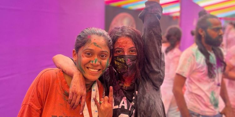 Shehnaaz Gill Holi Celebration Photos: ਪੂਰੇ ਦੇਸ਼ 'ਚ ਹੋਲੀ ਮਨਾਈ ਜਾ ਰਹੀ ਹੈ। ਫਿਲਮੀ ਸਿਤਾਰਿਆਂ ਤੋਂ ਲੈ ਕੇ ਟੀਵੀ ਸਿਤਾਰੇ ਵੀ ਹੋਲੀ ਦੇ ਜਸ਼ਨ ਵਿੱਚ ਡੁੱਬੇ ਹੋਏ ਹਨ।