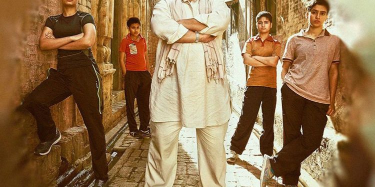 ਦੰਗਲ (Dangal):- ਭਾਰਤੀ ਮਹਿਲਾ ਪਹਿਲਵਾਨ ਭੈਣਾਂ ਗੀਤਾ ਅਤੇ ਬਬੀਤਾ ਫੋਗਟ 'ਤੇ ਬਣੀ ਫਿਲਮ ਦੰਗਲ ਨੂੰ ਲੋਕਾਂ ਨੇ ਕਾਫੀ ਪਸੰਦ ਕੀਤਾ ਹੈ। ਇਸ ਫਿਲਮ ਨੇ ਦੁਨੀਆ ਭਰ ਤੋਂ 2000 ਕਰੋੜ ਤੋਂ ਵੱਧ ਦੀ ਕਮਾਈ ਕੀਤੀ ਸੀ। ਫਿਲਮ 'ਚ ਆਮਿਰ ਗੀਤਾ-ਬਬੀਤਾ ਦੇ ਪਿਤਾ ਦੀ ਭੂਮਿਕਾ 'ਚ ਸੀ।