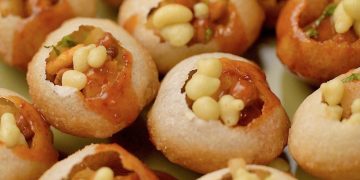 Gol Gappe Health Benefits: ਕੁਝ ਸਟ੍ਰੀਟ ਫੂਡ ਇੰਨੇ ਸਵਾਦਿਸ਼ਟ ਹੁੰਦੇ ਹਨ ਕਿ ਜੇਕਰ ਉਨ੍ਹਾਂ ਨੂੰ ਰੋਜ਼ ਖਾ ਲਿਆ ਜਾਵੇ ਤਾਂ ਵੀ ਮਨ ਸੰਤੁਸ਼ਟ ਨਹੀਂ ਹੁੰਦਾ। ਅਜਿਹਾ ਹੀ ਇੱਕ ਸਟ੍ਰੀਟ ਫੂਡ ਗੋਲ ਗੱਪਾ ਹੈ, ਜਿਸ ਨੂੰ ਭਾਰਤ ਵਿੱਚ ਵੱਡੀ ਗਿਣਤੀ ਵਿੱਚ ਲੋਕ ਪਸੰਦ ਕਰਦੇ ਹਨ। ਭਾਵੇਂ ਪੇਟ ਭਰਿਆ ਹੋਵੇ, ਗੋਲ ਗੱਪੇ ਲਈ ਹਮੇਸ਼ਾ ਥੋੜ੍ਹੀ ਜਿਹੀ ਥਾਂ ਬਚੀ ਰਹਿੰਦੀ ਹੈ। ਉਬਲੇ ਹੋਏ ਛੋਲਿਆਂ, ਆਲੂਆਂ ਅਤੇ ਮਸਾਲੇਦਾਰ ਪਾਣੀ ਨਾਲ ਭਰਿਆ ਗੋਲ ਗੱਪਾ ਤੁਹਾਡੀਆਂ ਸਾਰੀਆਂ ਖਾਣ ਦੀਆਂ ਲਾਲਸਾਵਾਂ ਨੂੰ ਪੂਰਾ ਕਰ ਸਕਦਾ ਹੈ। ਇਹ ਨਾ ਸਿਰਫ ਨੌਜਵਾਨਾਂ ਦੁਆਰਾ ਪਸੰਦ ਕੀਤਾ ਜਾਂਦਾ ਹੈ, ਬਲਕਿ ਗੋਲ ਗੱਪਾ ਬਜ਼ੁਰਗਾਂ ਵਿੱਚ ਵੀ ਬਹੁਤ ਮਸ਼ਹੂਰ ਹੈ।