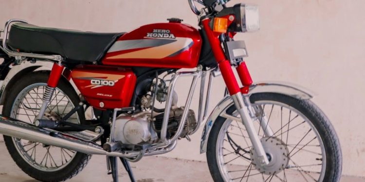 ਯਾਮਾਹਾ RX100 ਅਤੇ Hero Honda CD100 ਮੋਟਰਸਾਈਕਲ ਅੱਸੀ ਦੇ ਦਹਾਕੇ ਵਿੱਚ ਹਰ ਨੌਜਵਾਨ ਦੇ ਦਿਲਾਂ ਦੀ ਧੜਕਣ ਹੁੰਦੇ ਸਨ। ਉਸ ਸਮੇਂ ਹਰ ਵਿਅਕਤੀ ਇਕ ਵਾਰ ਗੱਡੀ ਚਲਾਉਣ ਜਾਂ ਲੈਣ ਦਾ ਸੁਪਨਾ ਲੈਂਦਾ ਸੀ। ਇੱਥੋਂ ਤੱਕ ਕਿ ਇਨ੍ਹਾਂ ਨੂੰ ਖਰੀਦਣ ਦਾ ਮੁਕਾਬਲਾ ਵੀ ਇੰਨਾ ਜ਼ਿਆਦਾ ਸੀ ਕਿ ਲੋਕ ਜ਼ਿਆਦਾ ਪੈਸੇ ਦੇ ਕੇ ਬਲੈਕ ਵਿੱਚ ਵੀ ਇਨ੍ਹਾਂ ਨੂੰ ਖਰੀਦਣ ਲਈ ਤਿਆਰ ਸਨ।