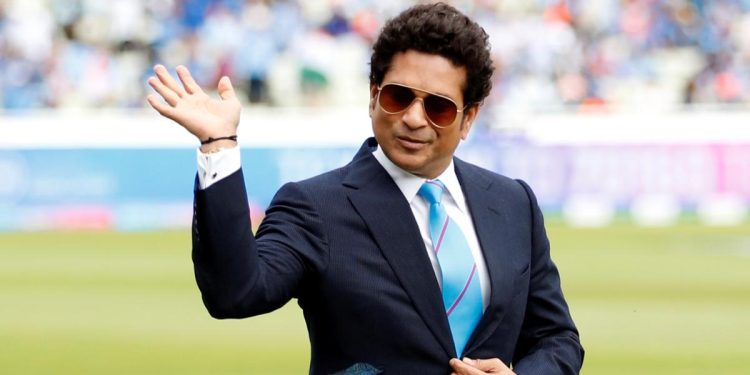 Sachin Tendulkar 50th Birthday: ਦੁਨੀਆ ਦੇ ਮਹਾਨ ਬੱਲੇਬਾਜ਼ਾਂ ਵਿੱਚੋਂ ਇੱਕ ਸਚਿਨ ਤੇਂਦੁਲਕਰ ਸੋਮਵਾਰ ਨੂੰ ਆਪਣਾ 50ਵਾਂ ਜਨਮਦਿਨ ਮਨਾਉਣ ਜਾ ਰਹੇ ਹਨ। ਸਚਿਨ ਤੇਂਦੁਲਕਰ ਦਾ ਜਨਮ 24 ਅਪ੍ਰੈਲ 1973 ਨੂੰ ਮੁੰਬਈ ਵਿੱਚ ਹੋਇਆ ਸੀ। 1989 'ਚ ਪਾਕਿਸਤਾਨ ਦੇ ਖਿਲਾਫ ਆਪਣੇ ਕ੍ਰਿਕਟ ਕਰੀਅਰ ਦੀ ਸ਼ੁਰੂਆਤ ਕਰਨ ਵਾਲੇ ਸਚਿਨ ਨੇ ਦੇਸ਼ 'ਚ ਕ੍ਰਿਕਟ ਨੂੰ ਨਵੇਂ ਪੱਧਰ 'ਤੇ ਲਿਜਾਣ 'ਚ ਕਾਫੀ ਮਦਦ ਕੀਤੀ।