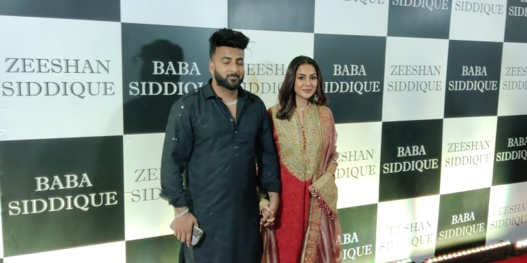 Shehnaaz Gill at Baba Siddique's Iftar party: ਸਾਬਕਾ ਵਿਧਾਇਕ ਬਾਬਾ ਸਿੱਦੀਕ ਤੇ ਉਨ੍ਹਾਂ ਦੇ ਬੇਟੇ ਜੀਸ਼ਾਨ ਨੇ ਐਤਵਾਰ 16 ਅਪ੍ਰੈਲ ਨੂੰ ਮੁੰਬਈ ਦੇ ਤਾਜ ਲੈਂਡਸ ਐਂਡ ਵਿਖੇ ਇਫਤਾਰ ਪਾਰਟੀ ਦਾ ਆਯੋਜਨ ਕੀਤਾ। ਇਸ ਪਾਰਟੀ 'ਚ ਬਾਲੀਵੁੱਡ ਦੀ ਤਮਾਮ ਹਸਤੀਆਂ ਨੇ ਸ਼ਿਰਕਤ ਕੀਤੀ। ਇਸ ਪਾਰਟੀ 'ਚ ਐਕਟਰਸ ਸ਼ਹਿਨਾਜ਼ ਗਿੱਲ ਵੀ ਬੇਹੱਦ ਖੂਬਸੂਰਤ ਅੰਦਾਜ਼ 'ਚ ਨਜ਼ਰ ਆਈ।