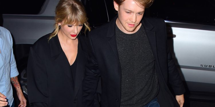 Taylor Swift and Joe Alwyn break up: ਅਮਰੀਕੀ ਪੌਪ ਗਾਇਕਾ ਟੇਲਰ ਸਵਿਫਟ ਦੇ ਸੰਗੀਤ ਨੂੰ ਦੁਨੀਆ ਭਰ ਵਿੱਚ ਬਹੁਤ ਪਸੰਦ ਕੀਤਾ ਜਾਂਦਾ ਹੈ। ਹਾਲਾਂਕਿ ਟੇਲਰ ਸਵਿਫਟ ਅਕਸਰ ਸੁਰਖੀਆਂ 'ਚ ਰਹਿੰਦੀ ਹੈ।