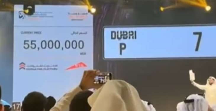 World Most Expensive Car Number Plate: ਨੰਬਰ ਪਲੇਟ ਵਾਹਨ ਦੀ ਵਿਲੱਖਣ ਪਛਾਣ ਹੈ। ਕੁਝ ਲੋਕ ਵੀਆਈਪੀ ਨੰਬਰ ਲਈ ਬਹੁਤ ਪੈਸਾ ਖਰਚ ਕਰਦੇ ਹਨ ਪਰ ਇੱਕ ਵਿਅਕਤੀ ਨੇ ਕਾਰ ਦੀ ਨੰਬਰ ਪਲੇਟ ਦੇ ਸ਼ੌਕ ਵਿੱਚ 122 ਕਰੋੜ ਰੁਪਏ ਖਰਚ ਕੀਤੇ।