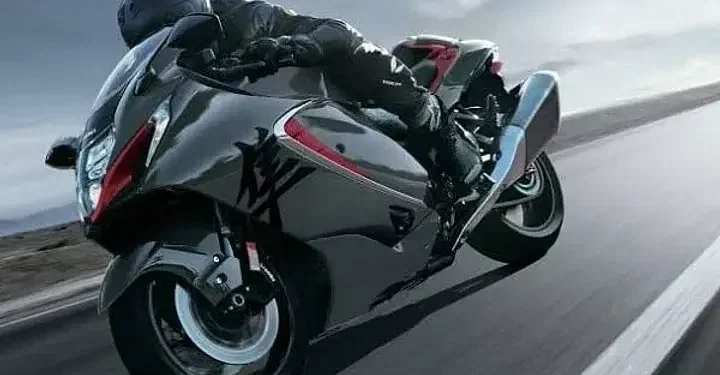 ਅੱਪਡੇਟ ਕੀਤੇ 2023 Suzuki Hayabusa ਨੂੰ ਇੱਕ ਇਨਲਾਈਨ-4-ਸਿਲੰਡਰ, ਤਰਲ-ਕੂਲਡ 1340cc ਇੰਜਣ ਮਿਲਦਾ ਹੈ ਜੋ ਹੁਣ ਨਵੀਨਤਮ ਨਿਕਾਸੀ ਨਿਯਮਾਂ ਨੂੰ ਪੂਰਾ ਕਰਨ ਲਈ OBD2-A ਅਨੁਕੂਲ ਹੈ। ਇਹ ਇੰਜਣ 187 bhp ਦੀ ਪਾਵਰ ਅਤੇ 150 Nm ਪੀਕ ਟਾਰਕ ਜਨਰੇਟ ਕਰਨ ਦੇ ਸਮਰੱਥ ਹੈ।