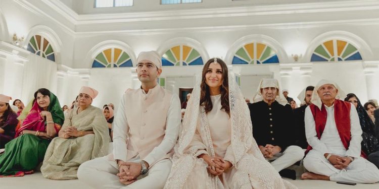 Parineeti-Raghav Engagement: ਪਰਿਣੀਤੀ ਚੋਪੜਾ ਨੇ 13 ਮਈ ਨੂੰ ਦਿੱਲੀ 'ਚ ਆਮ ਆਦਮੀ ਪਾਰਟੀ ਦੇ ਨੇਤਾ ਰਾਘਵ ਚੱਢਾ ਨਾਲ ਮੰਗਣੀ ਕੀਤੀ। ਇਨ੍ਹਾਂ ਦੇ ਅਫੇਅਰ ਦੀਆਂ ਖ਼ਬਰਾਂ ਕਾਫੀ ਸਮੇਂ ਤੋਂ ਆ ਰਹੀਆਂ ਸੀ। ਹੁਣ ਜਲਦੀ ਹੀ ਦੋਵੇਂ ਵਿਆਹ ਕਰਨ ਜਾ ਰਹੇ ਹਨ।