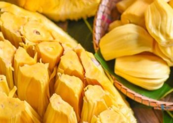 Jackfruit,On,Wooden,Basket,With,Leaf,,Ripe,Jackfruit,Peeled,Tropical
