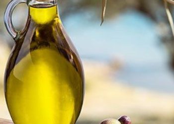 olive-oil-nutrition-facts-benefits-for-skin-and-health-side-effects-more-722x406
