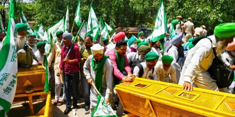 Farmers reach Jantar Mantar to support Wrestlers: ਦਿੱਲੀ ਦੇ ਜੰਤਰ-ਮੰਤਰ 'ਤੇ ਪਹਿਲਵਾਨਾਂ ਦਾ ਧਰਨਾ ਜਾਰੀ ਹੈ। ਇਸ ਦੌਰਾਨ ਸੋਮਵਾਰ ਨੂੰ ਪੰਜਾਬ ਤੋਂ ਵੱਡੀ ਗਿਣਤੀ ਵਿੱਚ ਕਿਸਾਨ ਜੰਤਰ-ਮੰਤਰ ਪੁੱਜੇ।