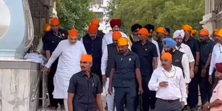 Amit Shah paid obeisance at Sri Hazur Sahib: ਕੇਂਦਰੀ ਗ੍ਰਹਿ ਮੰਤਰੀ ਅਮਿਤ ਸ਼ਾਹ 10 ਜੂਨ ਨੂੰ ਤਖ਼ਤ ਸੱਚਖੰਡ ਸ੍ਰੀ ਹਜ਼ੂਰ ਸਾਹਿਬ ਅਬਚਲ ਨਗਰ ਮਹਾਰਾਸ਼ਟਰ ਵਿਖੇ ਨਤਮਸਤਕ ਹੋਏ। ਉਹਨਾਂ ਦੇ ਨਾਲ ਭਾਜਪਾ ਦੇ ਸਿੱਖ ਆਗੂ ਮਨਜਿੰਦਰ ਸਿੰਘ ਸਿਰਸਾ ਵੀ ਮੌਜੂਦ ਰਹੇ।