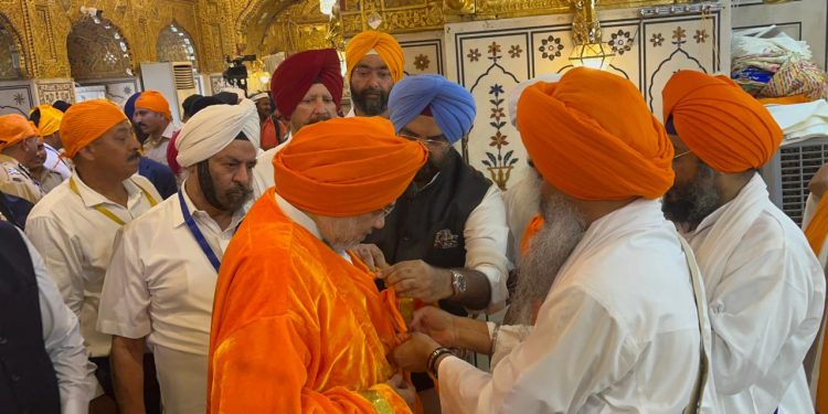 2024 ਦੀਆਂ ਲੋਕ ਸਭਾ ਚੋਣਾਂ ਲਈ ਪ੍ਰਚਾਰ ਮੁਹਿੰਮ ਸ਼ੁਰੂ ਕਰਨ ਤੋਂ ਪਹਿਲਾਂ ਕੇਂਦਰੀ ਗ੍ਰਹਿ ਮੰਤਰੀ ਅਮਿਤ ਸ਼ਾਹ ਨੇ ਤਖ਼ਤ ਸੱਚਖੰਡ ਸ੍ਰੀ ਹਜ਼ੂਰ ਸਾਹਿਬ ਵਿਖੇ ਗੁਰੂ ਸਾਹਿਬ ਦਾ ਆਸ਼ੀਰਵਾਦ ਲਿਆ।