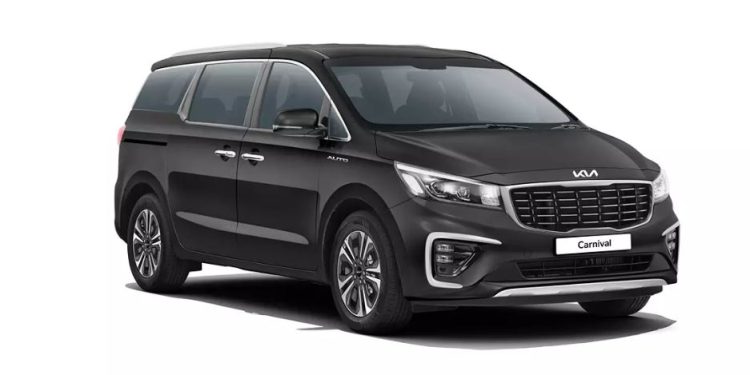 Kia ਨੇ MPV ਨੂੰ ਤਿੰਨ-ਜ਼ੋਨ ਕਲਾਈਮੇਟ ਕੰਟਰੋਲ, ਡਿਊਲ-ਪੈਨਲ ਸਨਰੂਫ, ਅੱਠ-ਇੰਚ ਟੱਚਸਕ੍ਰੀਨ ਇੰਫੋਟੇਨਮੈਂਟ ਸਿਸਟਮ ਅਤੇ ਮੱਧ-ਕਤਾਰ ਦੇ ਲੋਕਾਂ ਲਈ 10.1-ਇੰਚ ਟੱਚਸਕ੍ਰੀਨ ਡਿਸਪਲੇ ਵਰਗੀਆਂ ਵਿਸ਼ੇਸ਼ਤਾਵਾਂ ਨਾਲ ਲੈਸ ਕੀਤਾ ਹੈ। ਯਾਤਰੀ ਸੁਰੱਖਿਆ ਦੇ ਲਿਹਾਜ਼ ਨਾਲ, ਇਸ ਵਿੱਚ ਛੇ ਏਅਰਬੈਗ, ਇਲੈਕਟ੍ਰਾਨਿਕ ਸਟੇਬਿਲਟੀ ਕੰਟਰੋਲ (ESC), ਕਾਰਨਰਿੰਗ ਬ੍ਰੇਕ ਕੰਟਰੋਲ ਅਤੇ ਹਿੱਲ ਅਸਿਸਟ ਹਨ।