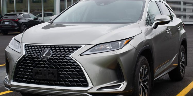 ਖਾਸ ਅੱਪਡੇਟ: Lexus RX ਨੂੰ Lexus Safety System+ 3.0, Direct4 ਡਰਾਈਵ ਫੋਰਸ ਤਕਨਾਲੋਜੀ, HEV ਸਿਸਟਮ ਅਤੇ ਇੱਕ ਸ਼ਕਤੀਸ਼ਾਲੀ ਟਰਬੋ ਹਾਈਬ੍ਰਿਡ ਪ੍ਰਦਰਸ਼ਨ ਮਿਲਦਾ ਹੈ। ਡਰਾਈਵਰ ਦੀ ਸੀਟ ਫੋਕਸ ਵਿੱਚ ਹੈ ਅਤੇ ਇਸਨੂੰ ਕਾਰ ਅਤੇ ਡਰਾਈਵਰ ਵਿਚਕਾਰ ਡੂੰਘੇ ਸਬੰਧ ਨੂੰ ਉਤਸ਼ਾਹਿਤ ਕਰਨ ਲਈ ਤਾਜੁਨਾ ਸੰਕਲਪ ਦੇ ਅਧਾਰ ਤੇ ਤਿਆਰ ਕੀਤਾ ਗਿਆ ਹੈ। ਡਰਾਈਵਰ ਦਾ ਵਾਹਨ 'ਤੇ ਬਿਹਤਰ ਕੰਟਰੋਲ ਹੋ ਜਾਂਦਾ ਹੈ।