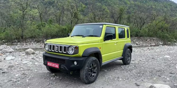 Maruti Suzuki Jimny: ਵਾਹਨ ਨਿਰਮਾਤਾ ਕੰਪਨੀ ਮਾਰੂਤੀ ਸੁਜ਼ੂਕੀ ਨੇ ਆਪਣੇ SUV ਹਿੱਸੇ 'ਚ ਗਾਹਕਾਂ ਲਈ ਫਾਈਵ ਡੋਰ ਜਿਮਨੀ ਲਾਂਚ ਕੀਤੀ ਹੈ। ਕੰਪਨੀ ਨੇ ਇਸ SUV ਦੇ ਦੋ ਵੇਰੀਐਂਟ Alpha ਤੇ Zeta ਨੂੰ ਲਾਂਚ ਕੀਤਾ ਹੈ, ਦੱਸ ਦੇਈਏ ਕਿ ਇਨ੍ਹਾਂ ਦੋਵਾਂ ਮਾਡਲਾਂ 'ਚ ਕੰਪਨੀ ਨੇ ਸਟੈਂਡਰਡ 4WD ਤਕਨੀਕ ਦੀ ਵਰਤੋਂ ਕੀਤੀ ਹੈ।