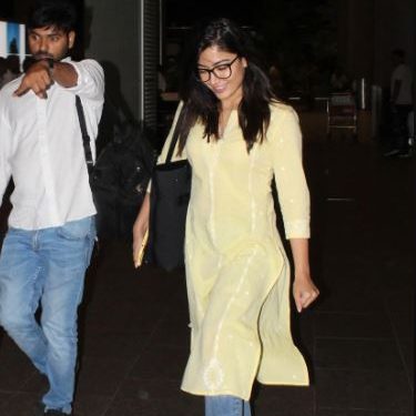 Rashmika Mandanna spotted at Airport: ਦੱਖਣੀ ਫਿਲਮਾਂ ਦੀ ਐਕਟਰਸ ਰਸ਼ਮਿਕਾ ਮੰਦਾਨਾ ਨੂੰ ਹਾਲ ਹੀ 'ਚ ਏਅਰਪੋਰਟ 'ਤੇ ਦੇਖਿਆ ਗਿਆ। ਜਿੱਥੇ ਉਹ ਨੋਨਾਂ ਮੇਕਅੱਪ ਲੁੱਕ 'ਚ ਨਜ਼ਰ ਆਈ ਤੇ ਲੋਕਾਂ ਨੂੰ ਮੰਦਾਨਾ ਦਾ ਇਹ ਅੰਦਾਜ਼ ਵੀ ਕਾਫੀ ਪਸੰਦ ਆਇਆ।