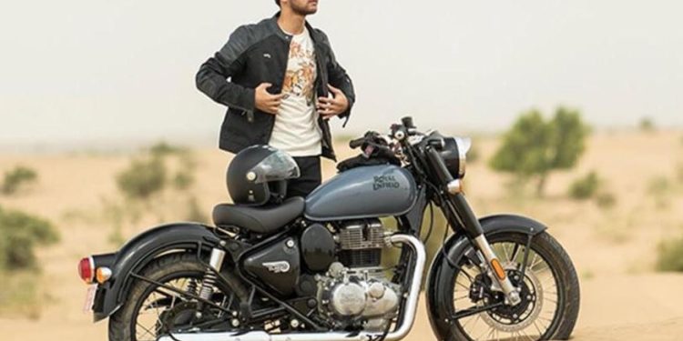 ਡਿਜ਼ਾਈਨ: ਬਲੈਕ ਕਲਰ ਵਿੱਚ ਪੇਂਟ ਕੀਤੇ Royal Enfield Classic 650 ਦੇ ਟੈਸਟਿੰਗ ਖੱਚਰ ਨੂੰ ਦੋਵੇਂ ਪਾਸੇ ਪੋਜੀਸ਼ਨ ਲਾਈਟਾਂ ਦੇ ਨਾਲ ਇੱਕ ਰੈਟਰੋ-ਸ਼ੈਲੀ ਦੇ ਗੋਲ ਆਕਾਰ ਦੀ ਹੈੱਡਲਾਈਟ ਮਿਲਦੀ ਹੈ। ਇਸ ਵਿੱਚ ਕਲਾਸਿਕ 350 ਦੇ ਸਮਾਨ ਇੱਕ ਡਰਾਪ ਸ਼ੇਪਡ ਫਿਊਲ ਟੈਂਕ ਅਤੇ ਇੱਕ ਸਪਲਿਟ ਸੀਟ ਮਿਲਦੀ ਹੈ।