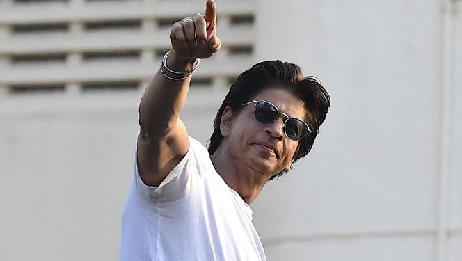 Shah Rukh Khan ਨੂੰ ਬਾਲੀਵੁੱਡ ਦਾ ਸੁਪਰਸਟਾਰ ਕਿਹਾ ਜਾਂਦਾ ਹੈ। ਉਹ ਆਪਣੀਆਂ ਫਿਲਮਾਂ, ਨਿੱਜੀ ਜ਼ਿੰਦਗੀ ਨੂੰ ਲੈ ਕੇ ਚਰਚਾ 'ਚ ਰਹਿੰਦੀ ਹੈ। ਐਕਟਰ ਦੇ ਦੁਨੀਆ ਭਰ ਵਿੱਚ ਕਰੋੜਾਂ ਫੈਨਸ ਹਨ।